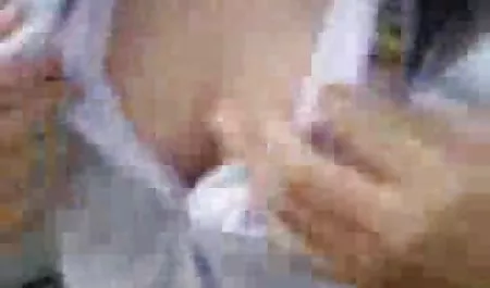 Die rothaarige Mutter gab sich einem Jungen auf einem blauen kostenlose deutsche swinger pornofilme Sofa hin