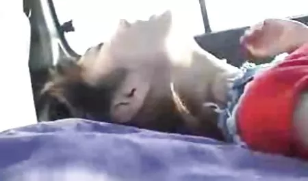 Schönheit in Öl deutsche kostenlose sexvideos auf einem blauen Sofa gefickt