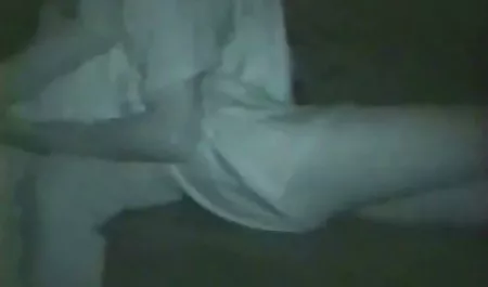 Gelbes Höschen auf dem sexfilme gratis ohne registrierung Rasen und ein Phallus im Arsch