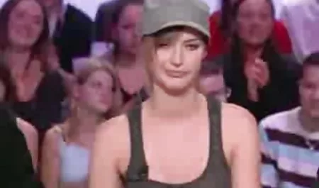 Reibt seinen Schritt an gratis alte frauen pornos der frischen Luft