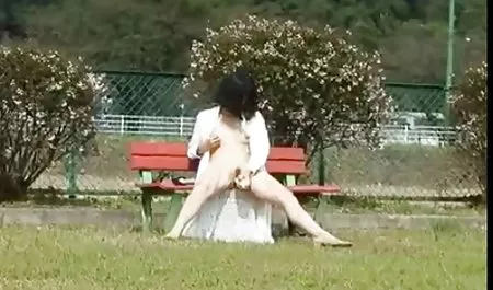 Model masturbiert auf einem free geile pornos Stuhl sitzend