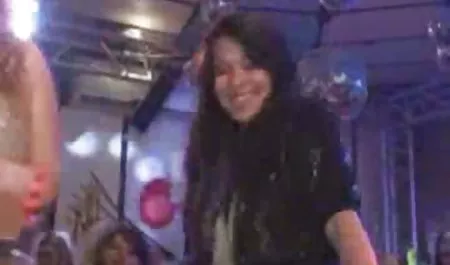 Vida Valentine mit wilden Augen ergab kostenlos deutsche pornos sehen sich einem Mann