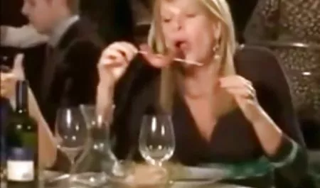 Vivian Schmitt gab sich für pornos umsonst ansehen Omas in einem Auto auf