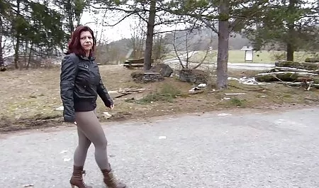 Ein deutsche sexfilme kostenfrei Mädchen in hohen Stiefeln spielt mit einem Dildo