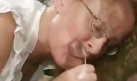 Brown-haired erwarb einen Dildo und sexfilme ansehen eine Vakuumpumpe für Spiele