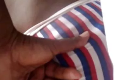 Mädchen die besten pornos kostenlos in einem schwarzen Kleid saugt einen Schwanz