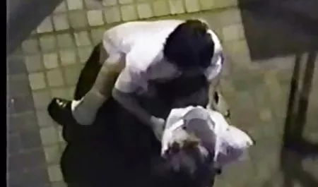 Liza Rowe posiert vor einem schwarzen Mann und pornos kostenlos ansehen bekommt einen riesigen Riegel in den Mund