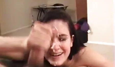 Ein Mädchen gratis sperma pornos gehorcht einem anderen