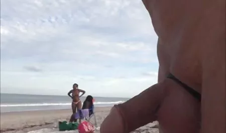 Der Besitzer streichelt seinen Sklaven sexfilme gratis hd mit einem Vibrator