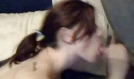 Nickey Huntsman streichelt den Schwanz eines Mannes mit seinen Beinen pornos free ansehen