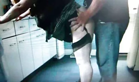 Junge Schönheit mit Brille gratis frauenporno auf einem grauen Sofa gefickt