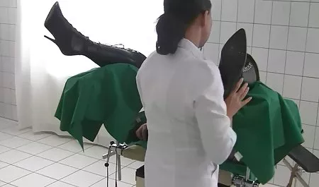 Zartes japanisches kostenlose pornos zum ansehen Mädchen wird von zwei Männern gefickt