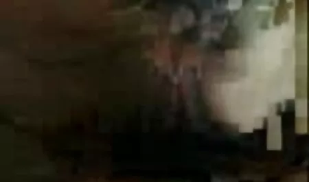 Die Frau pornofilmkostenlos einer Freundin ließ sich in einem braunen Kreis ficken